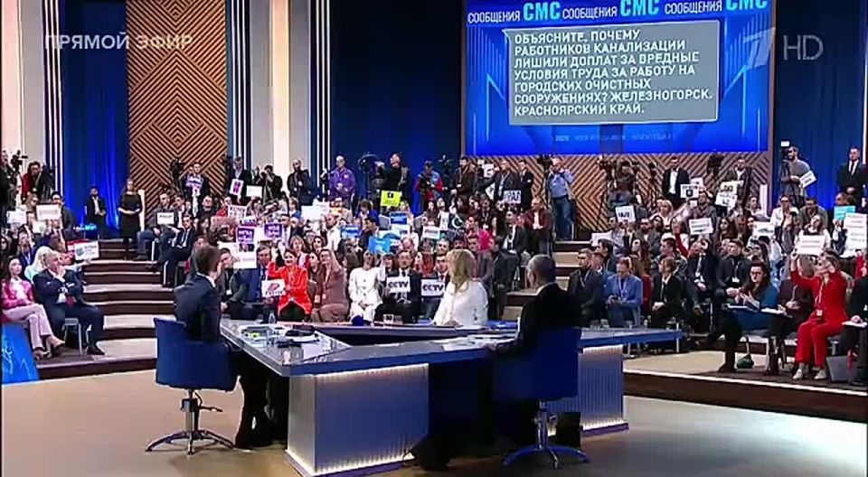 Кирилл Бажанов, журналист областного ТВ в Екатеринбурге, сделал предложение своей девушке Ольге во время программы «Итоги года с Владимиром Путиным»