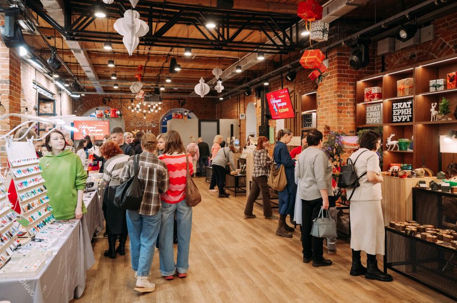 В Екатеринбурге на Новогодней ярмарке представили продукцию 45 уральских производителей В Екатеринбурге на Новогодней ярмарке представили продукцию 45 уральских производителей