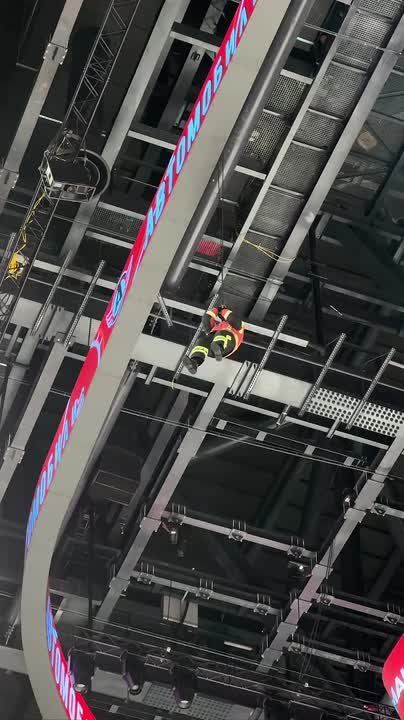 Всё внимание сюда. @hc_avtomobilist Сегодня символическое вбрасывание в матче Команды Смелых проводит Заместитель начальника управления пожаротушения Главного Управления МЧС России по Свердловской области полковник...