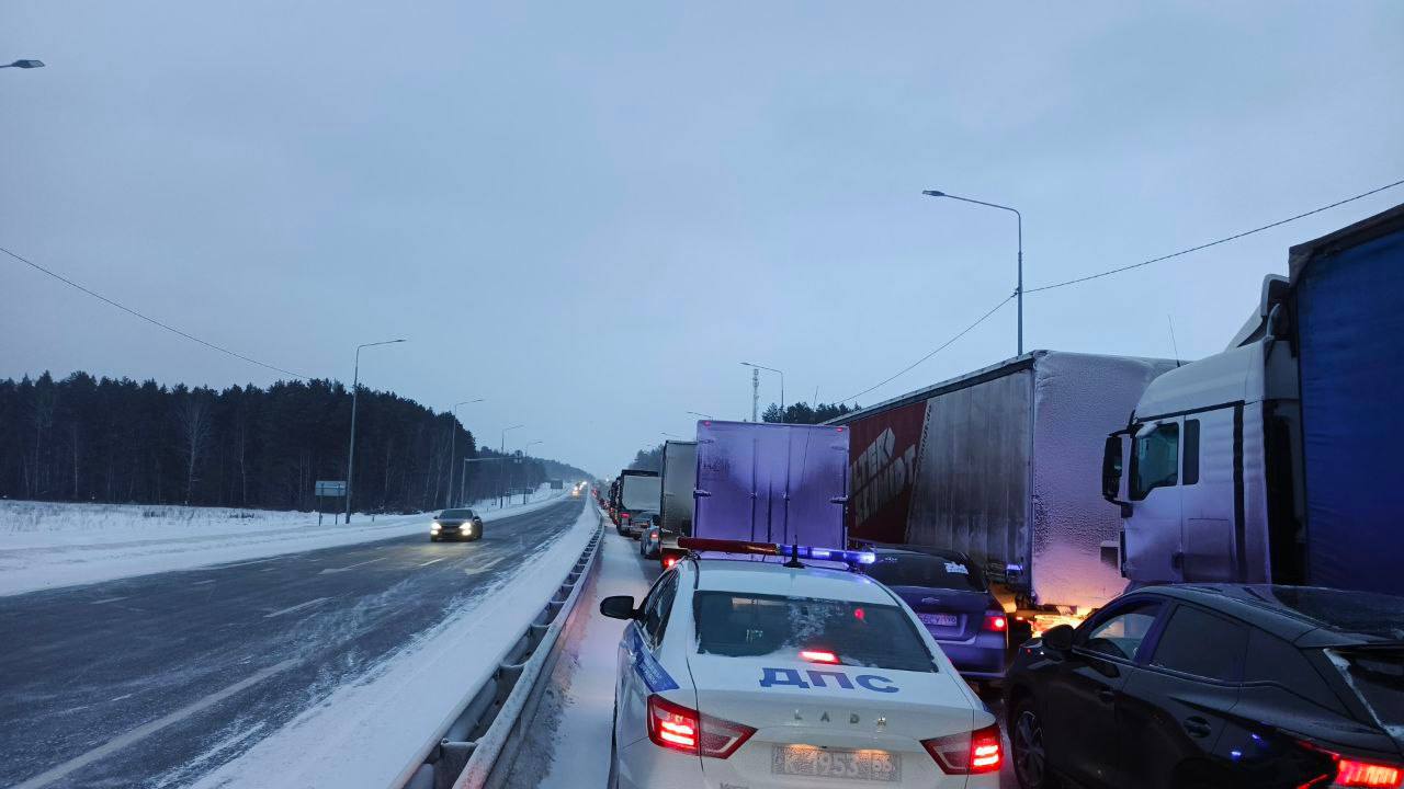 Госавтоинспекция информирует о временных затруднениях движения на трассе Пермь-Екатеринбург в связи с ДТП на двух участках Госавтоинспекция информирует о временных затруднениях движения на трассе Пермь-Екатеринбург в связи с ДТП на двух участках