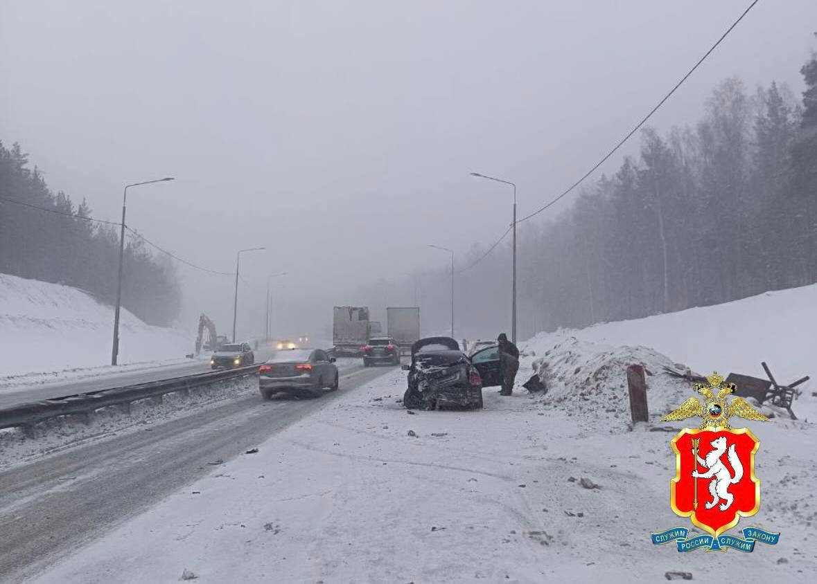 Госавтоинспекция информирует о временных затруднениях движения на трассе Пермь-Екатеринбург в связи с ДТП на двух участках