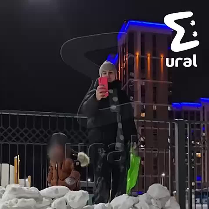 Мамский скандал случился из-за снежной крепости в ЖК "Изумрудный бор"