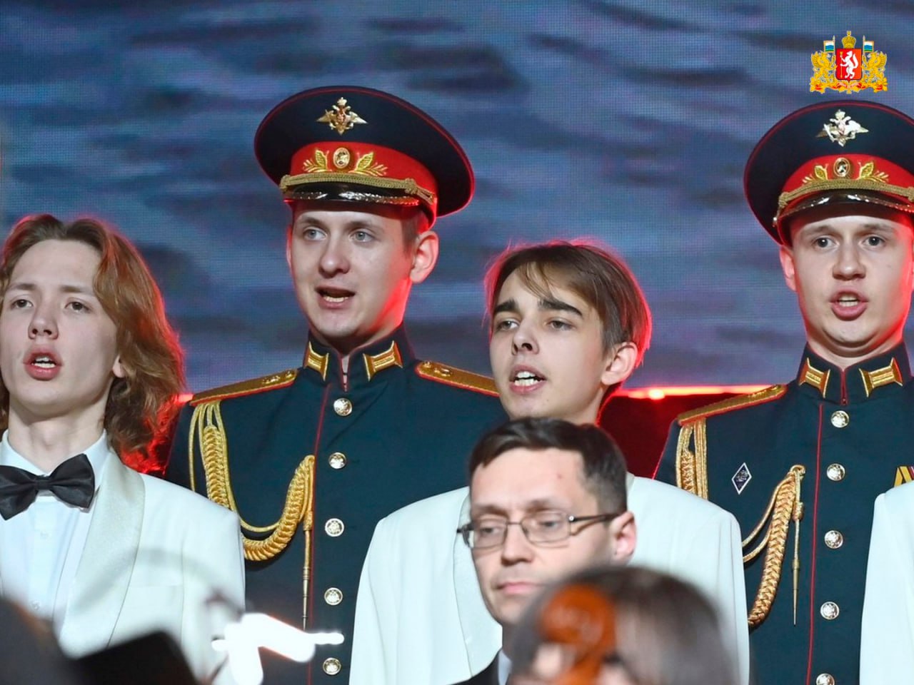 Благотворительный концерт федерального проекта «Героям нашего времени» объединил почти 4 тысячи свердловчан – врачей, военнослужащих, работников правоохранительных органов, участников специальной военной операции и членов их... Благотворительный концерт федерального проекта «Героям нашего времени» объединил почти 4 тысячи свердловчан – врачей, военнослужащих, работников правоохранительных органов, участников специальной военной операции и членов их...