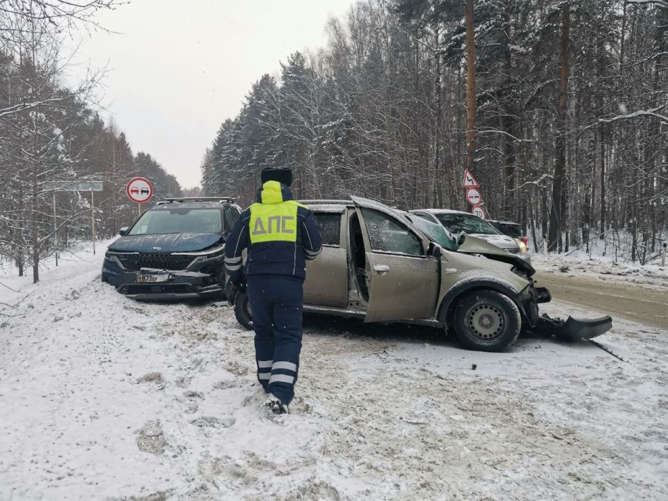 Обстоятельства столкновения четырех транспортных средств на 3-м км автодороги "Березовский — Новосвердловская ТЭЦ" выясняют сотрудники Госавтоинспекции