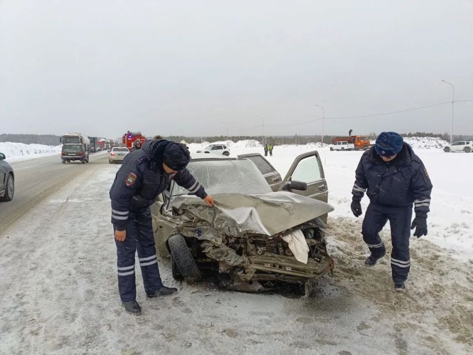 Сотрудники Госавтоинспекции временно ввели реверсивное движение на 79 км трассы Екатеринбург-Тюмень вблизи Богдановича в связи с ДТП