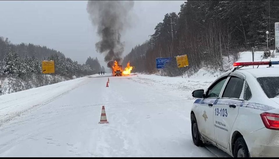 В связи с возгоранием грузового автомобиля, на 29-м км автодороги «Екатеринбург – Нижний Тагил – Серов» Верхнепышминского района введено временное ограничение движения с целью предотвращения возможной угрозы взрыва и...