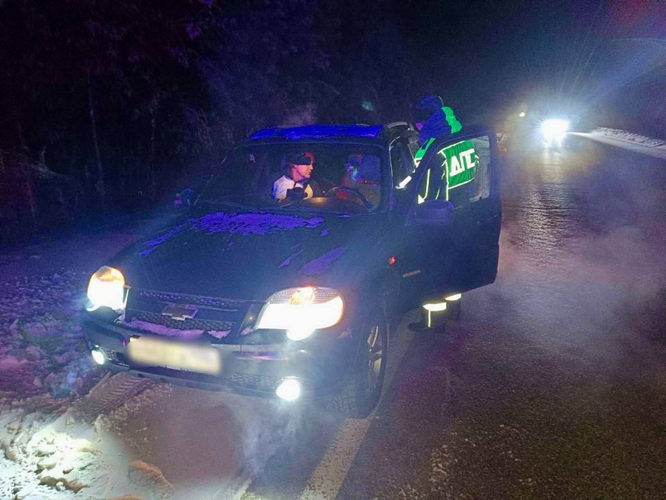 Сотрудники Госавтоинспекции Свердловской области оказали помощь семье на трассе в зимнюю ночь