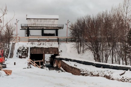 На Сысертском водохранилище продолжается капитальный ремонт 300-летней плотины, входящей в ансамбль железоделательного завода Турчаниновых-Соломирских