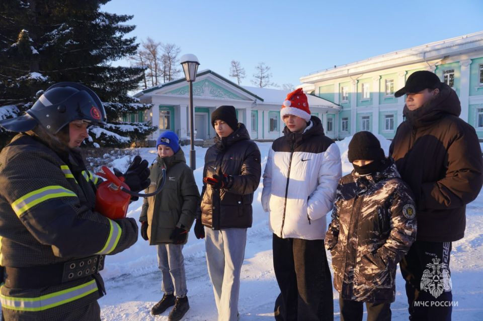 Новогоднее настроение от огнеборцев: спасатели посетили реабилитационный центр для детей