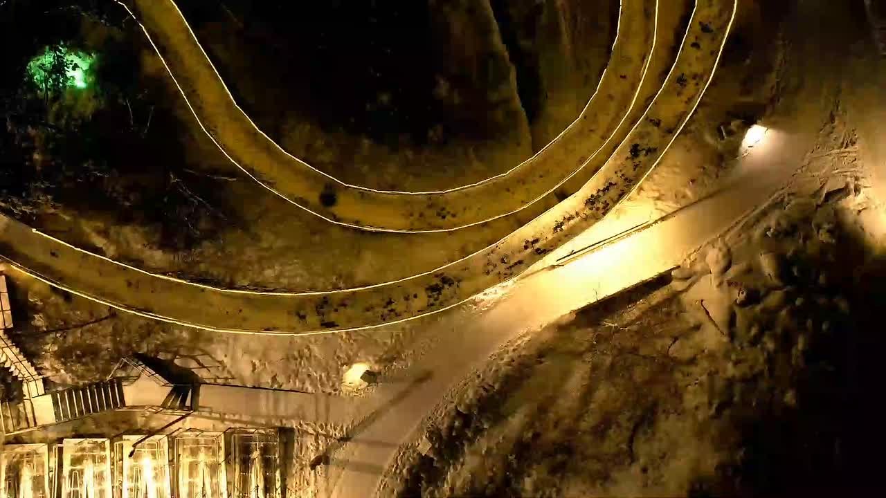 В «Парке Сказов» в Арамили к Новому году запустили световое оформление тюбинг-горок