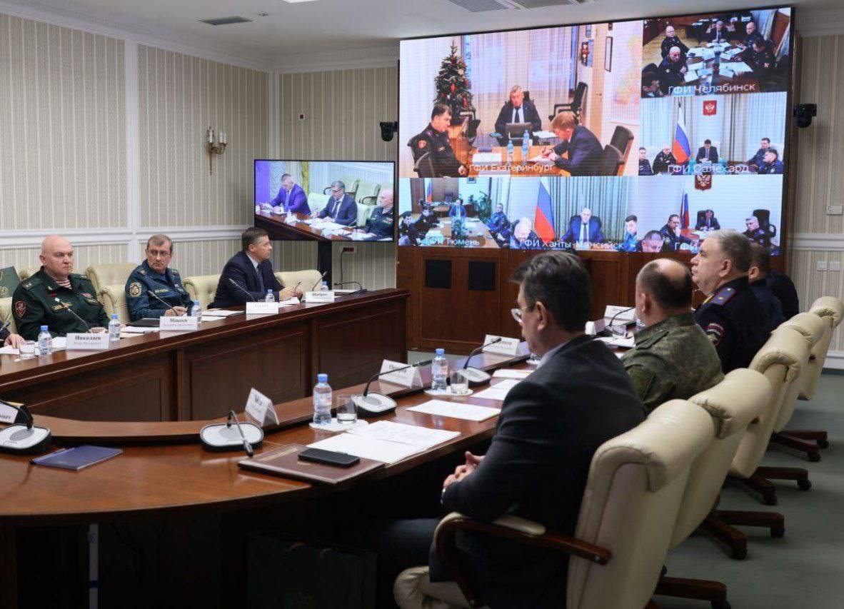Вопросы безопасности в новогодние каникулы обсудили полпред Артем Жога и представители правоохранительных органов регионов Уральского федерального округа Вопросы безопасности в новогодние каникулы обсудили полпред Артем Жога и представители правоохранительных органов регионов Уральского федерального округа