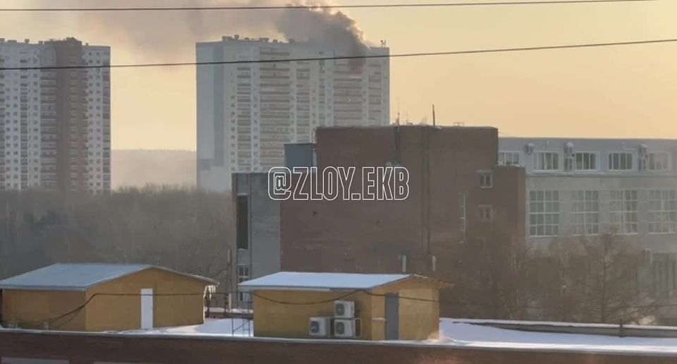 Серьезный пожар в многоэтажке на Базовом переулке в Екатеринбурге