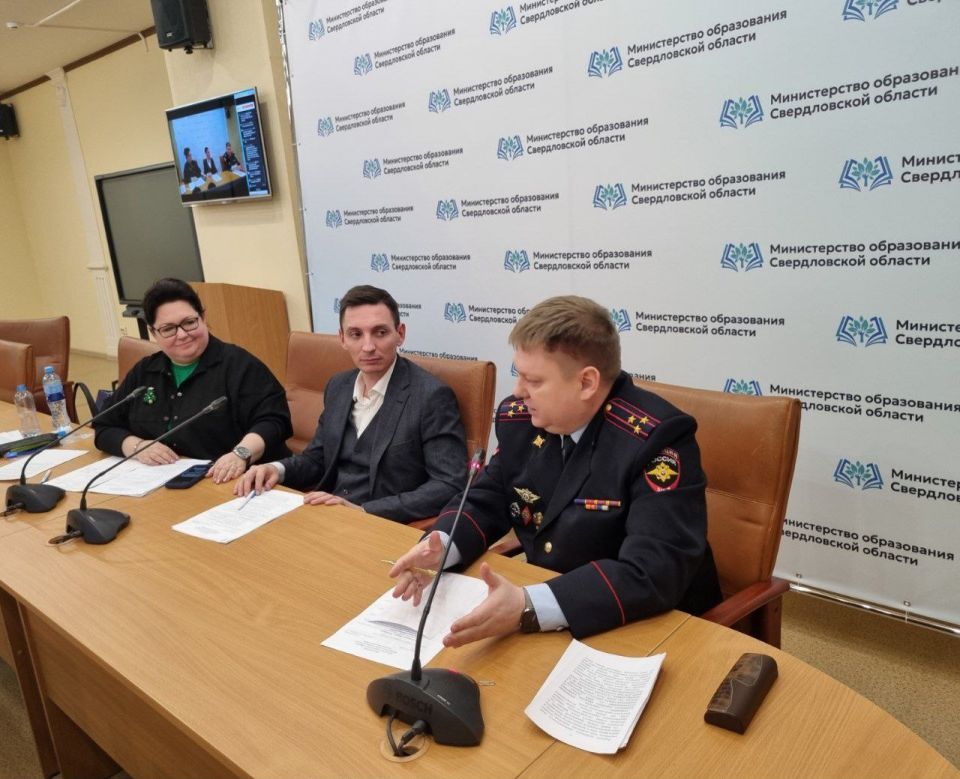 Главный госавтоинспектор Свердловской области Алексей Спиридонов обратился к родителям на областном собрании по безопасности зимой