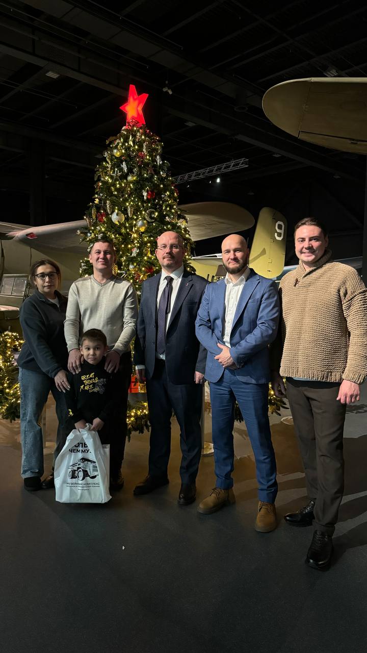 В Музейном комплексе в Верхней Пышме благодаря акции «Ёлка желаний» исполнили детскую мечту: пятилетний Аскар из Екатеринбурга загадал желание посидеть за штурвалом настоящего самолета и отправил письмо в Кремль на «Ёлку...