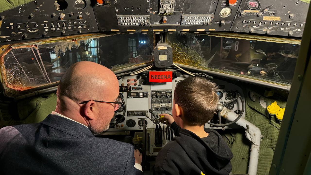 В Музейном комплексе в Верхней Пышме благодаря акции «Ёлка желаний» исполнили детскую мечту: пятилетний Аскар из Екатеринбурга загадал желание посидеть за штурвалом настоящего самолета и отправил письмо в Кремль на «Ёлку... В Музейном комплексе в Верхней Пышме благодаря акции «Ёлка желаний» исполнили детскую мечту: пятилетний Аскар из Екатеринбурга загадал желание посидеть за штурвалом настоящего самолета и отправил письмо в Кремль на «Ёлку...