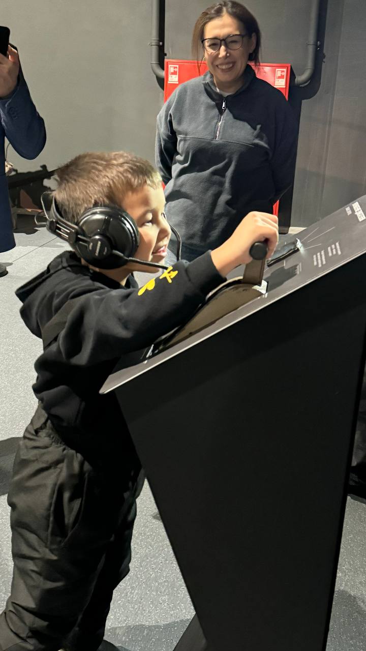 В Музейном комплексе в Верхней Пышме благодаря акции «Ёлка желаний» исполнили детскую мечту: пятилетний Аскар из Екатеринбурга загадал желание посидеть за штурвалом настоящего самолета и отправил письмо в Кремль на «Ёлку... В Музейном комплексе в Верхней Пышме благодаря акции «Ёлка желаний» исполнили детскую мечту: пятилетний Аскар из Екатеринбурга загадал желание посидеть за штурвалом настоящего самолета и отправил письмо в Кремль на «Ёлку...