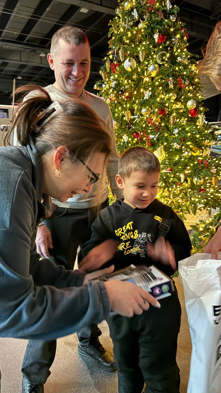 В Музейном комплексе в Верхней Пышме благодаря акции «Ёлка желаний» исполнили детскую мечту: пятилетний Аскар из Екатеринбурга загадал желание посидеть за штурвалом настоящего самолета и отправил письмо в Кремль на «Ёлку... В Музейном комплексе в Верхней Пышме благодаря акции «Ёлка желаний» исполнили детскую мечту: пятилетний Аскар из Екатеринбурга загадал желание посидеть за штурвалом настоящего самолета и отправил письмо в Кремль на «Ёлку...