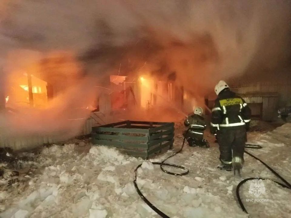 Огнеборцы Екатеринбурга ликвидировали крупный пожар на складе