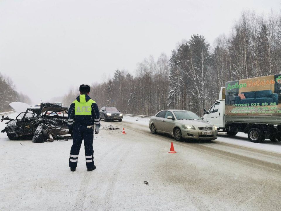 Под Березовским сотрудники Госавтоинспекции устанавливают обстоятельства смертельного ДТП