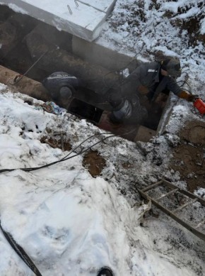 Для проведения аварийных работ на трубопроводе d-530 мм по адресу ул. Орджоникидзе, 15 задействованы 4 человека, 3 ед. техники