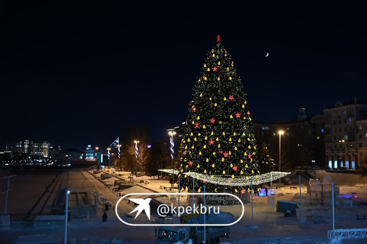 А тем временем главная елка Екатеринбурга вовсю сияет в Историческом сквере