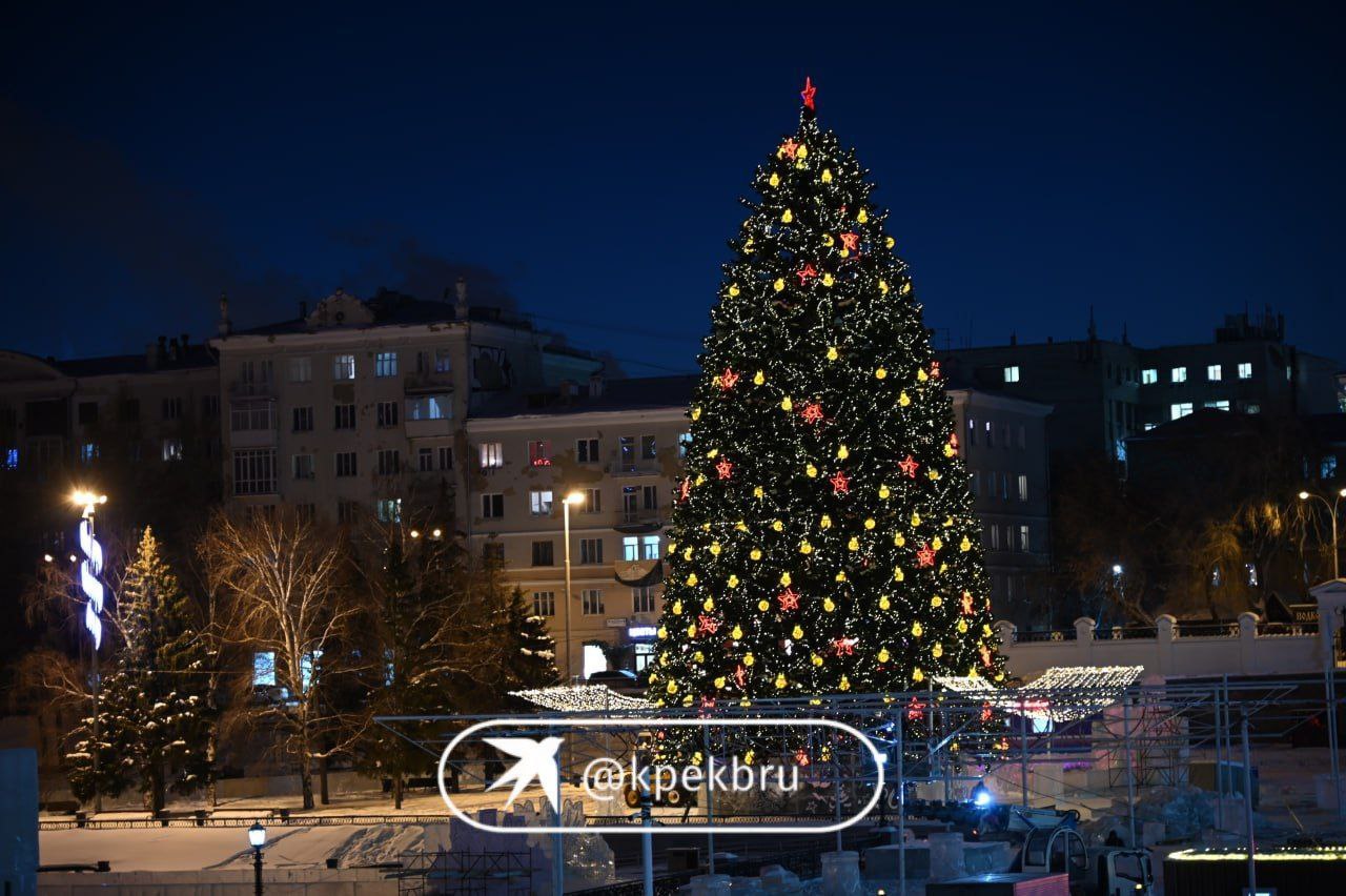 А тем временем главная елка Екатеринбурга вовсю сияет в Историческом сквере А тем временем главная елка Екатеринбурга вовсю сияет в Историческом сквере