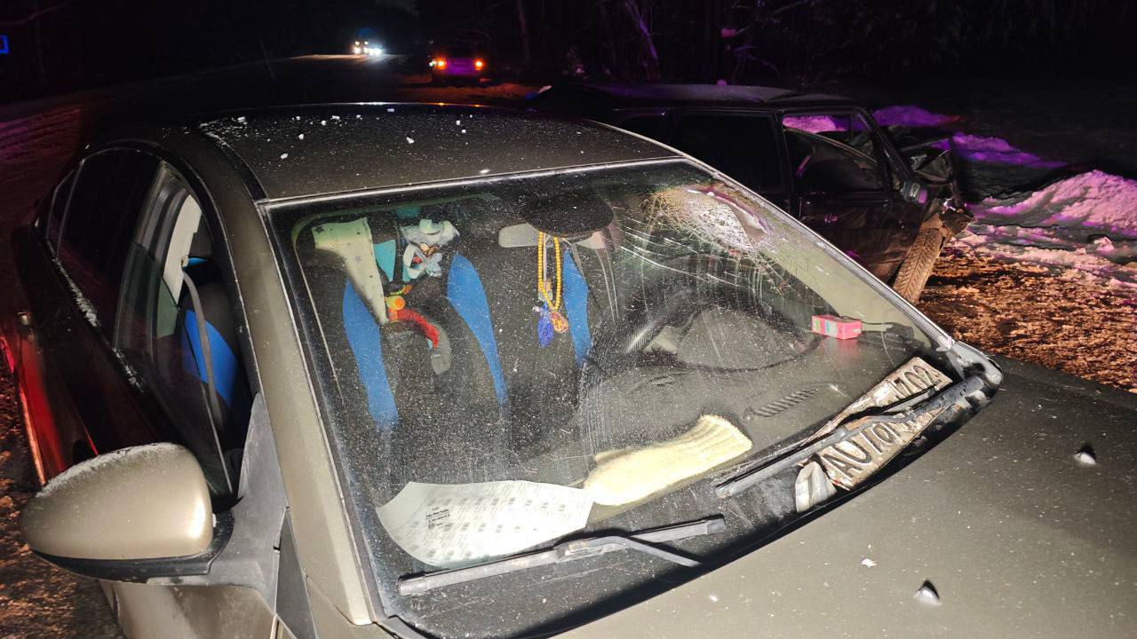 Две машины столкнулись лоб в лоб на Арамильском тракте: пострадали четыре человека Две машины столкнулись лоб в лоб на Арамильском тракте: пострадали четыре человека