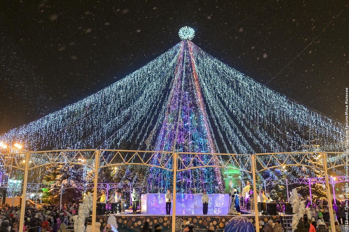 Приглашаем всех жителей оценить красоту главной новогодней площадки Нижнего Тагила Приглашаем всех жителей оценить красоту главной новогодней площадки Нижнего Тагила