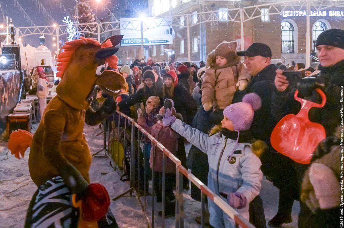 В этом году новогоднее оформление площади выполнено по мотивам сказочной повести Александра Волкова «Волшебник Изумрудного города» В этом году новогоднее оформление площади выполнено по мотивам сказочной повести Александра Волкова «Волшебник Изумрудного города»