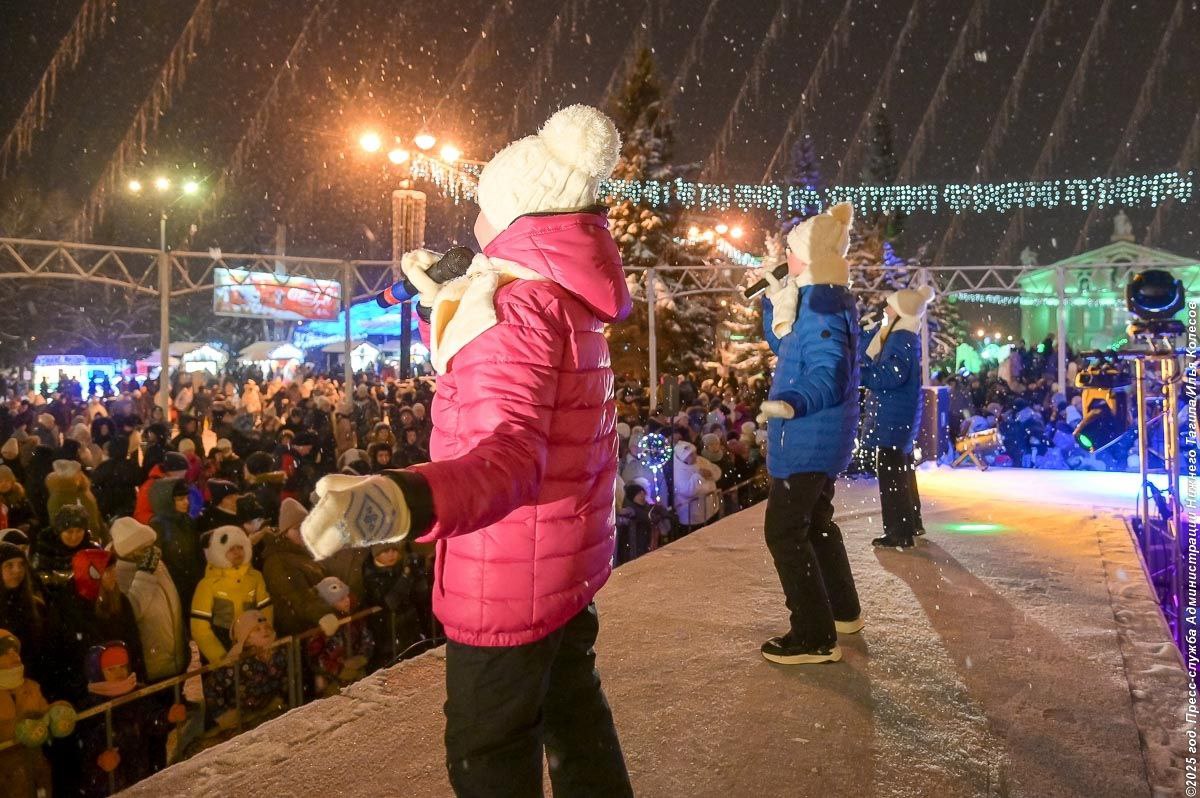 В этом году новогоднее оформление площади выполнено по мотивам сказочной повести Александра Волкова «Волшебник Изумрудного города» В этом году новогоднее оформление площади выполнено по мотивам сказочной повести Александра Волкова «Волшебник Изумрудного города»