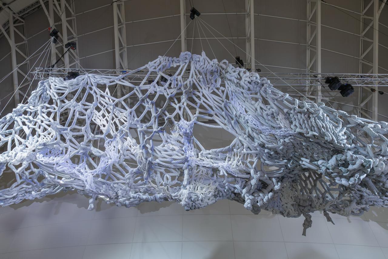 Огромное облако из пряжи появилось в Ельцин Центре Огромное облако из пряжи появилось в Ельцин Центре