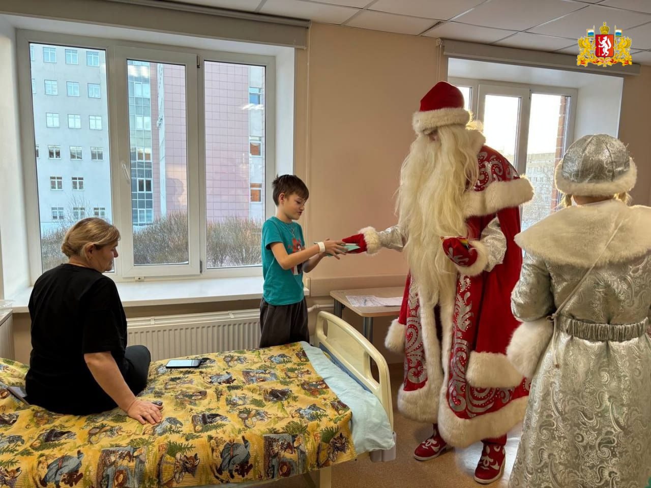 Добровольцы и активисты Свердловской области поздравили маленьких уральцев в больницах и Домах ребёнка с Новым годом