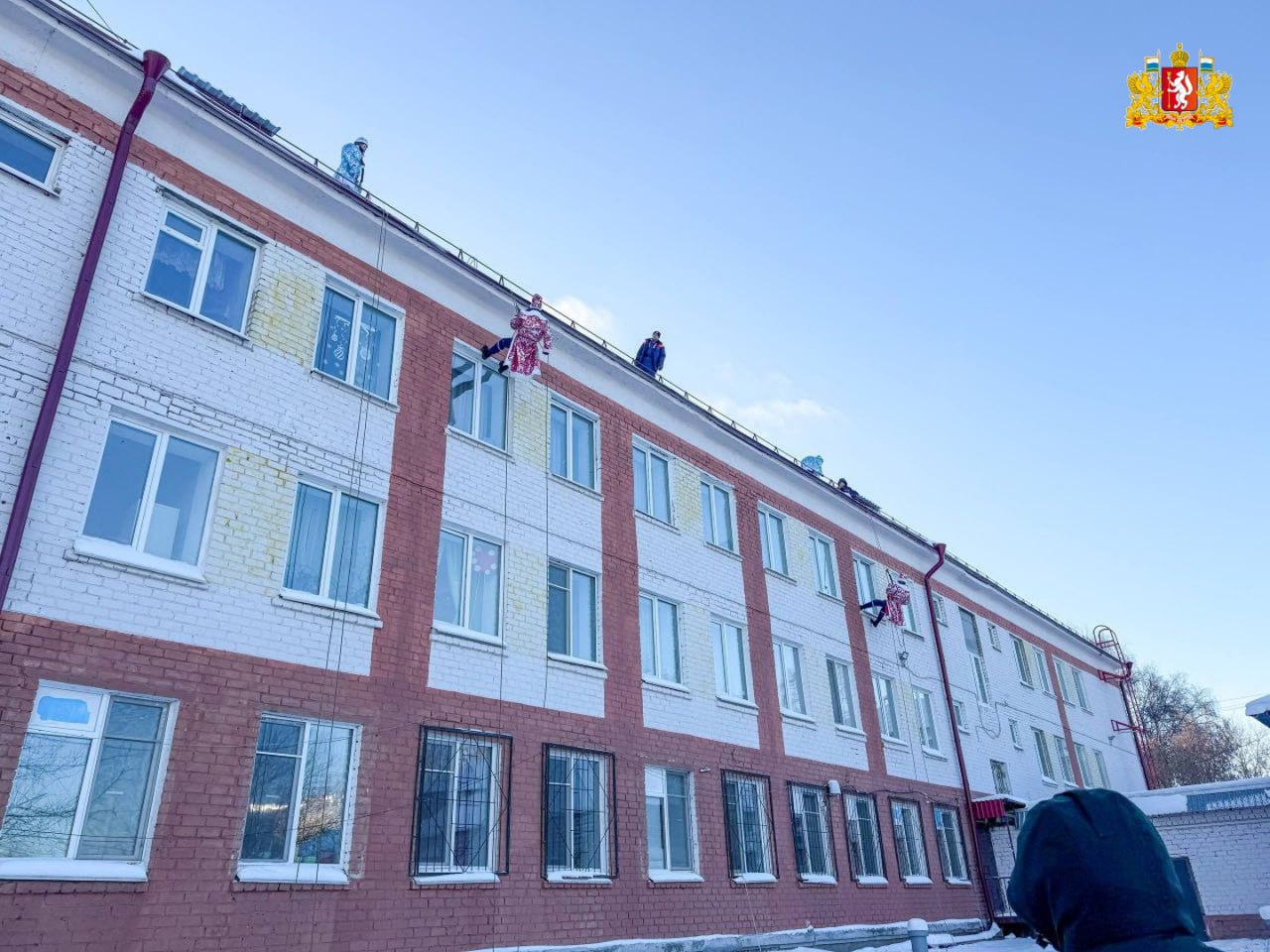 Добровольцы и активисты Свердловской области поздравили маленьких уральцев в больницах и Домах ребёнка с Новым годом Добровольцы и активисты Свердловской области поздравили маленьких уральцев в больницах и Домах ребёнка с Новым годом