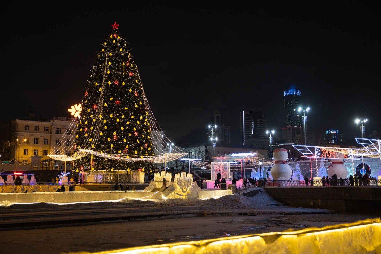 Алексей Орлов: В самом центре уральской столицы поселилась настоящая зимняя сказка – в Историческом сквере заработал ледовый городок Алексей Орлов: В самом центре уральской столицы поселилась настоящая зимняя сказка – в Историческом сквере заработал ледовый городок