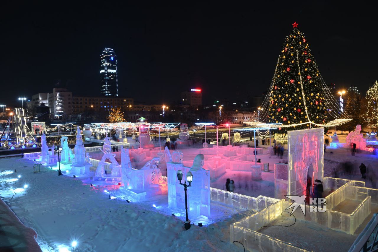 Снеговики показывают «козу» в ледовом городке Екатеринбурга Снеговики показывают «козу» в ледовом городке Екатеринбурга