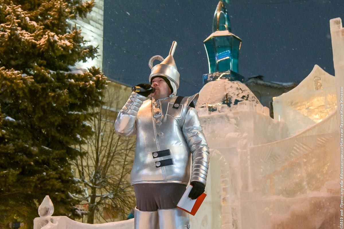 В этом году новогоднее оформление площади выполнено по мотивам сказочной повести Александра Волкова «Волшебник Изумрудного города» В этом году новогоднее оформление площади выполнено по мотивам сказочной повести Александра Волкова «Волшебник Изумрудного города»