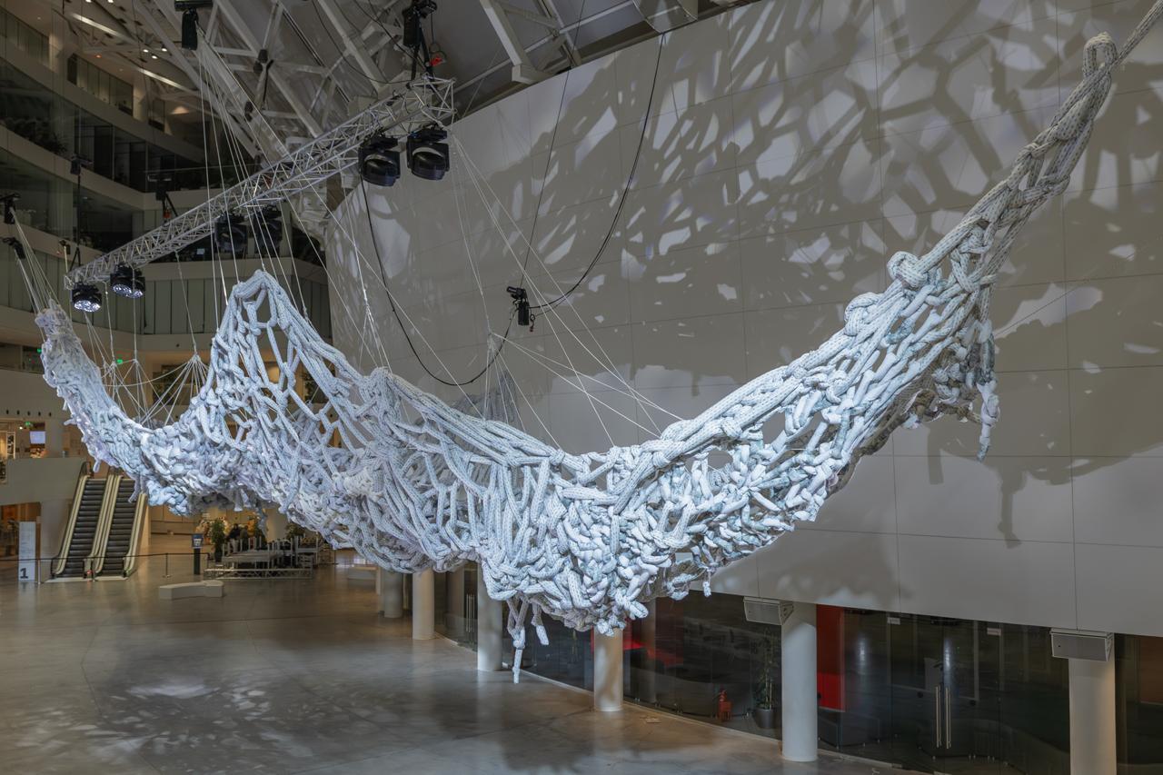 Огромное облако из пряжи появилось в Ельцин Центре Огромное облако из пряжи появилось в Ельцин Центре