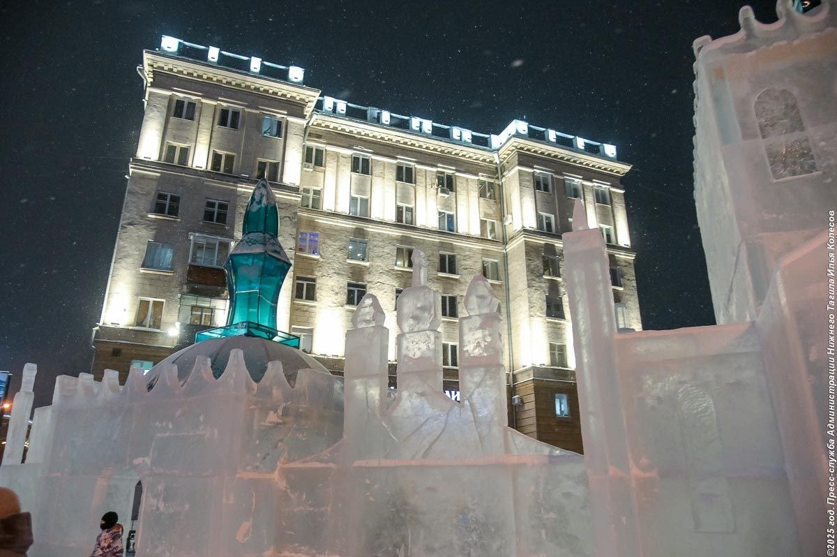 В этом году новогоднее оформление площади выполнено по мотивам сказочной повести Александра Волкова «Волшебник Изумрудного города» В этом году новогоднее оформление площади выполнено по мотивам сказочной повести Александра Волкова «Волшебник Изумрудного города»