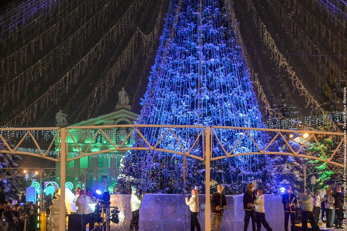 Приглашаем всех жителей оценить красоту главной новогодней площадки Нижнего Тагила Приглашаем всех жителей оценить красоту главной новогодней площадки Нижнего Тагила