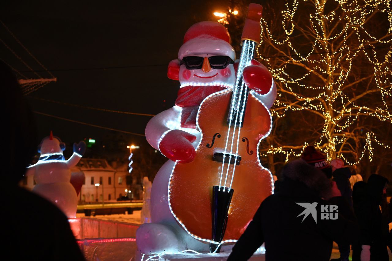 Снеговики показывают «козу» в ледовом городке Екатеринбурга Снеговики показывают «козу» в ледовом городке Екатеринбурга