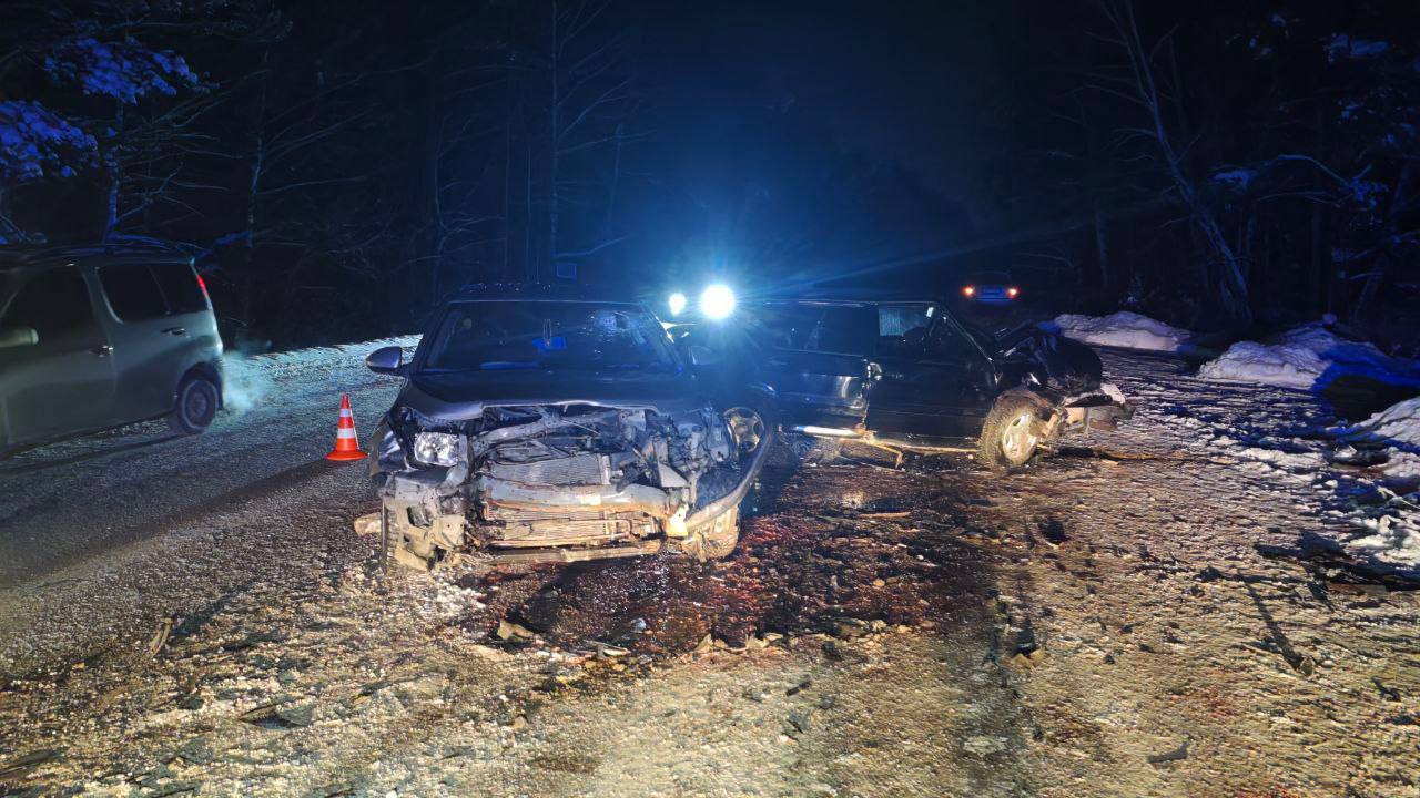 Две машины столкнулись лоб в лоб на Арамильском тракте: пострадали четыре человека