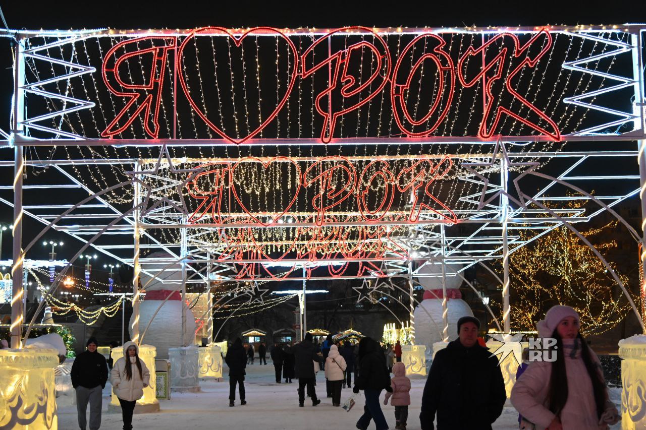 Снеговики показывают «козу» в ледовом городке Екатеринбурга Снеговики показывают «козу» в ледовом городке Екатеринбурга