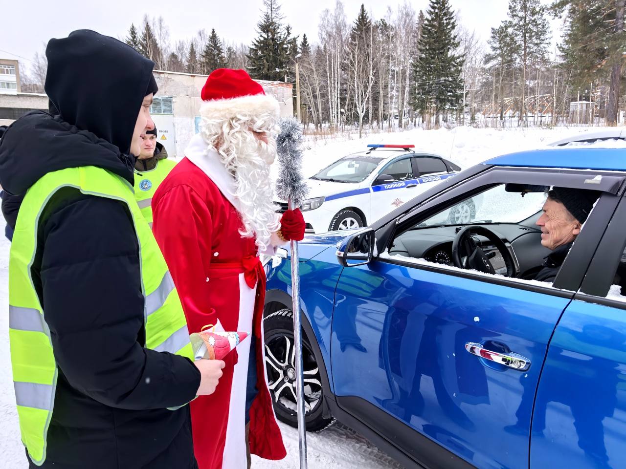 Еженедельные новости ЮИД. 20-26 декабря До Нового года рукой подать! И у юных инспекторов движения подготовка к празднику уже в самом разгаре: вместе с новогодним настроением ребята запускают полезные акции и инициативы Еженедельные новости ЮИД. 20-26 декабря До Нового года рукой подать! И у юных инспекторов движения подготовка к празднику уже в самом разгаре: вместе с новогодним настроением ребята запускают полезные акции и инициативы