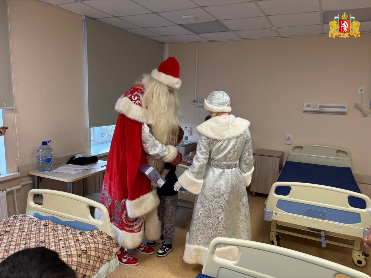 Добровольцы и активисты Свердловской области поздравили маленьких уральцев в больницах и Домах ребёнка с Новым годом Добровольцы и активисты Свердловской области поздравили маленьких уральцев в больницах и Домах ребёнка с Новым годом