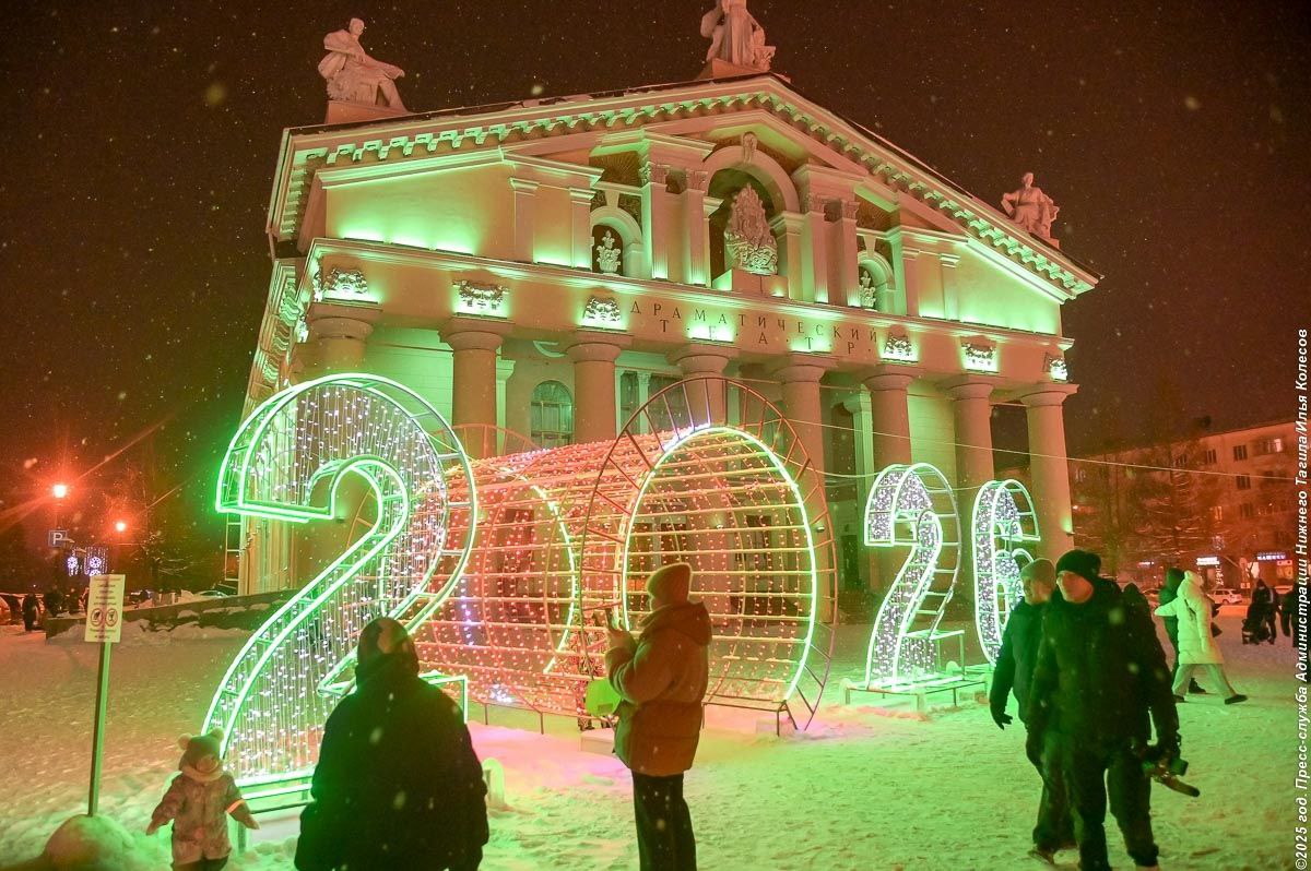 Приглашаем всех жителей оценить красоту главной новогодней площадки Нижнего Тагила Приглашаем всех жителей оценить красоту главной новогодней площадки Нижнего Тагила