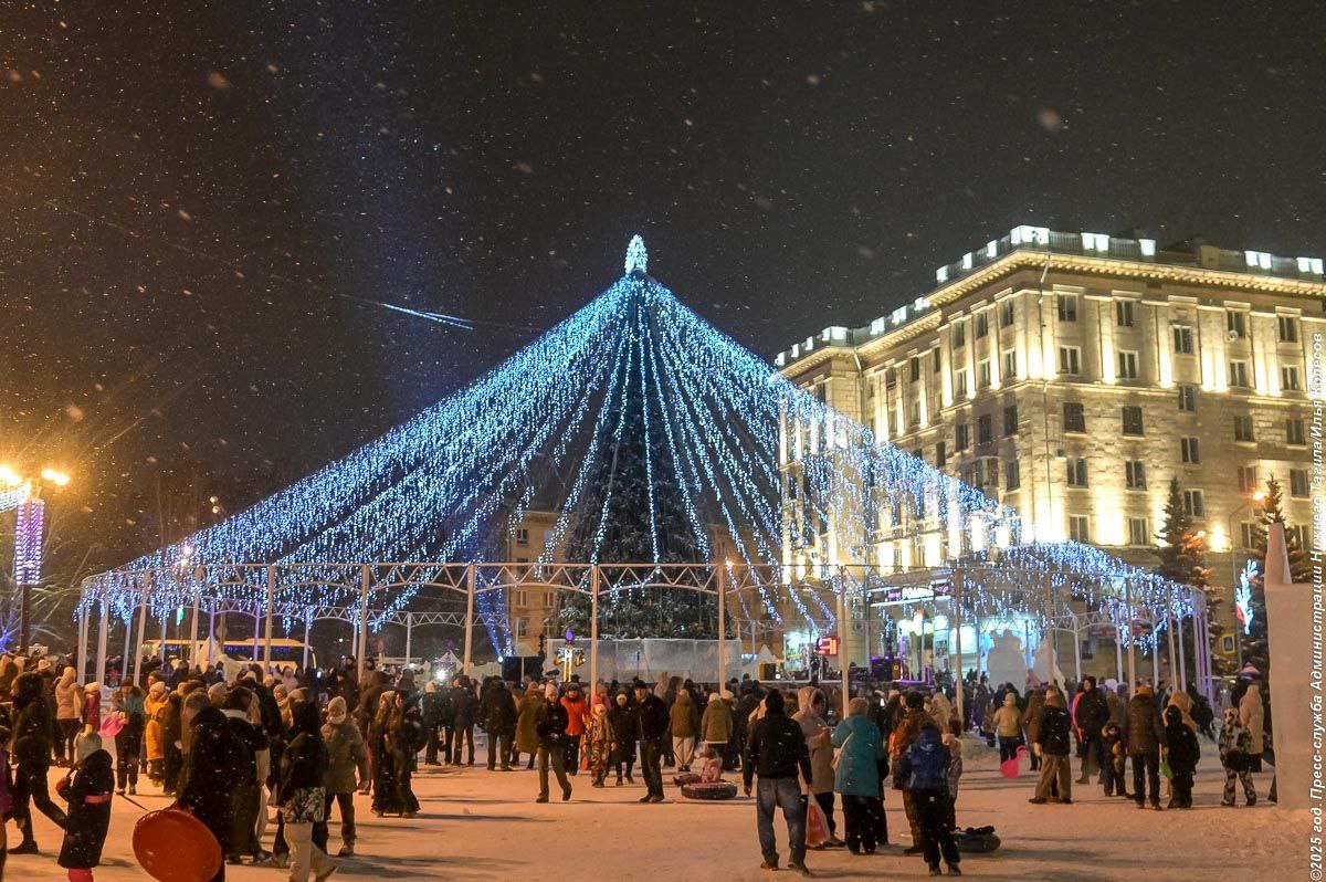 Приглашаем всех жителей оценить красоту главной новогодней площадки Нижнего Тагила Приглашаем всех жителей оценить красоту главной новогодней площадки Нижнего Тагила