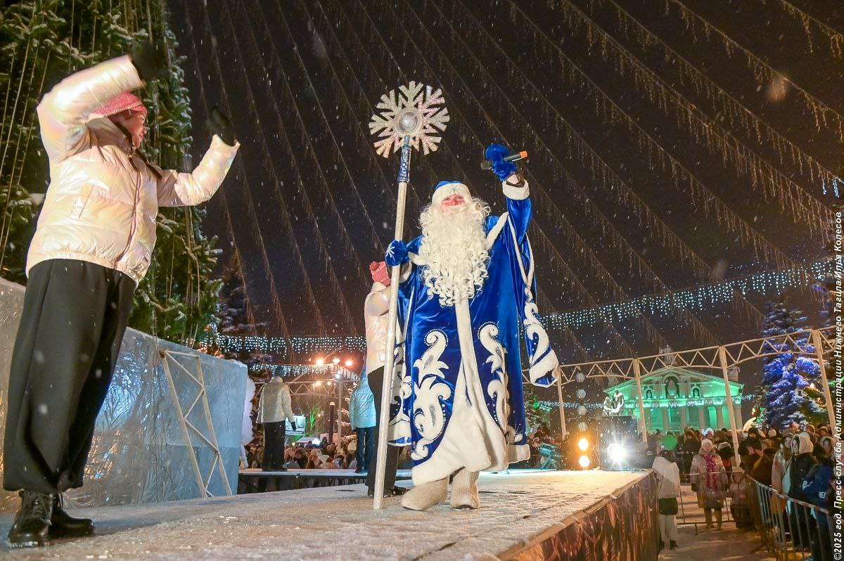 Приглашаем всех жителей оценить красоту главной новогодней площадки Нижнего Тагила Приглашаем всех жителей оценить красоту главной новогодней площадки Нижнего Тагила