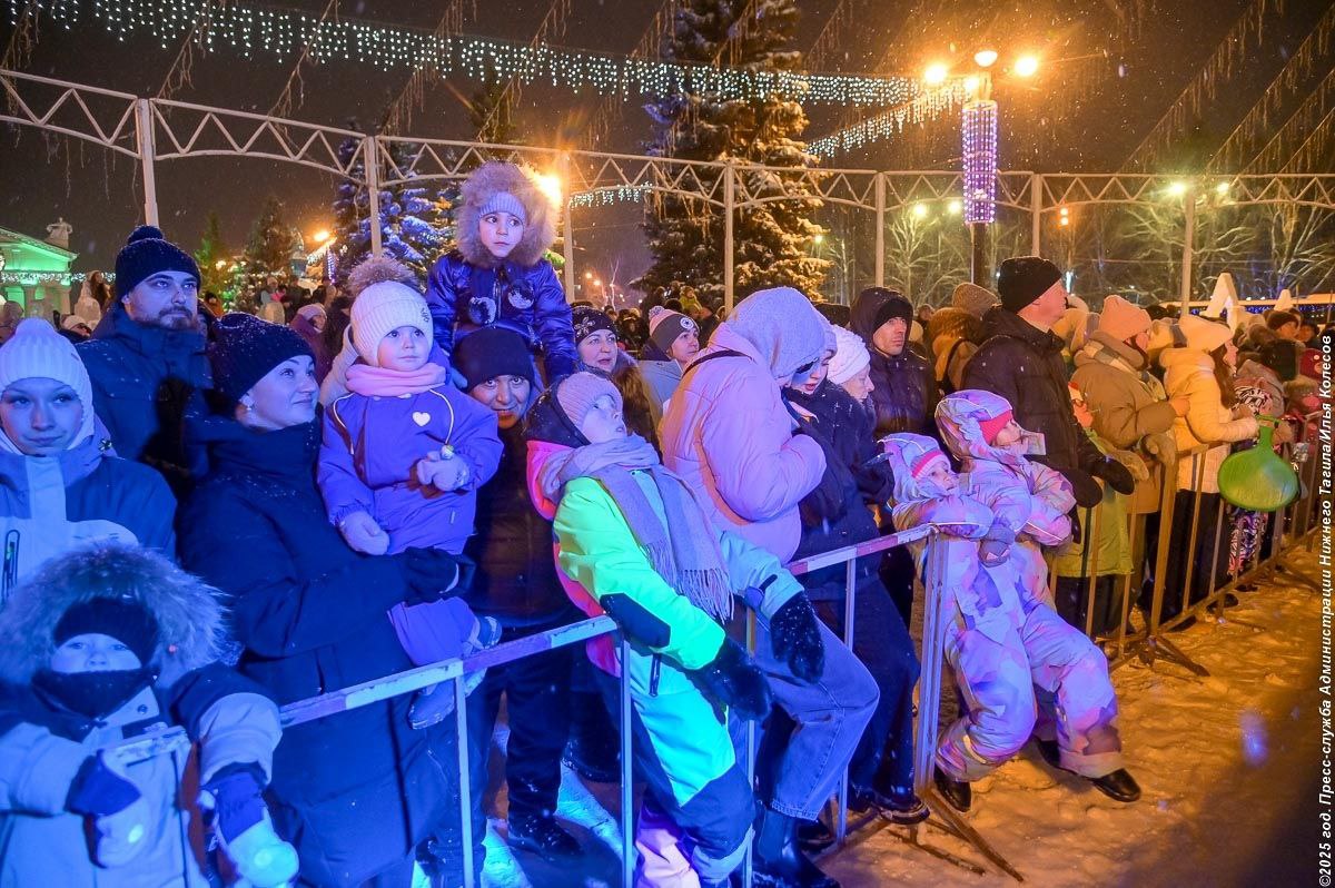 В этом году новогоднее оформление площади выполнено по мотивам сказочной повести Александра Волкова «Волшебник Изумрудного города» В этом году новогоднее оформление площади выполнено по мотивам сказочной повести Александра Волкова «Волшебник Изумрудного города»