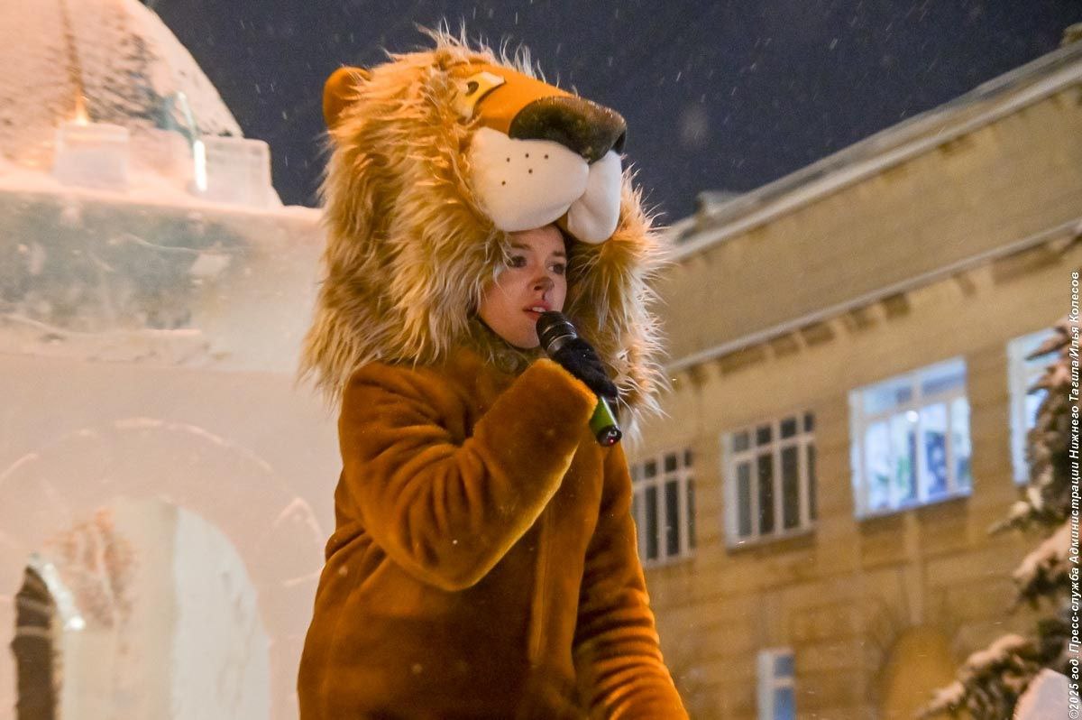 В этом году новогоднее оформление площади выполнено по мотивам сказочной повести Александра Волкова «Волшебник Изумрудного города» В этом году новогоднее оформление площади выполнено по мотивам сказочной повести Александра Волкова «Волшебник Изумрудного города»