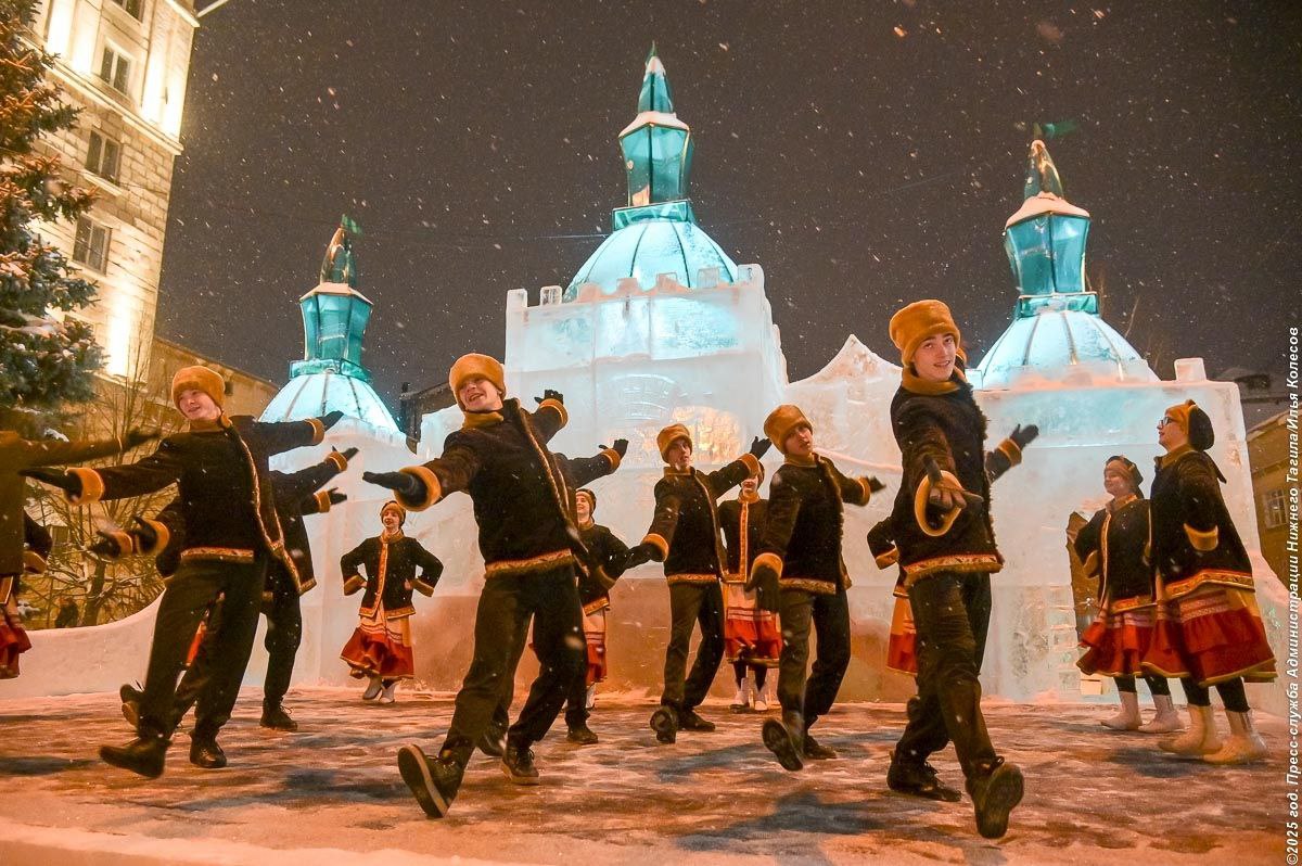 Приглашаем всех жителей оценить красоту главной новогодней площадки Нижнего Тагила Приглашаем всех жителей оценить красоту главной новогодней площадки Нижнего Тагила